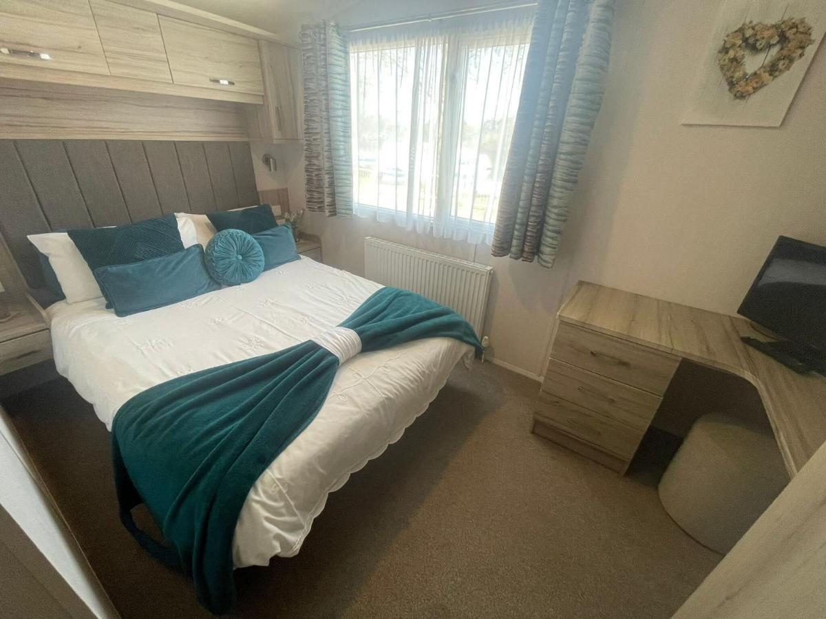 Lakeside Retreat 3 With Hot Tub, Private Fishing Peg Situated At Tattershall Lakes Country Park Εξωτερικό φωτογραφία