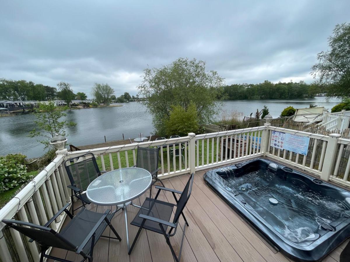 Lakeside Retreat 3 With Hot Tub, Private Fishing Peg Situated At Tattershall Lakes Country Park Εξωτερικό φωτογραφία