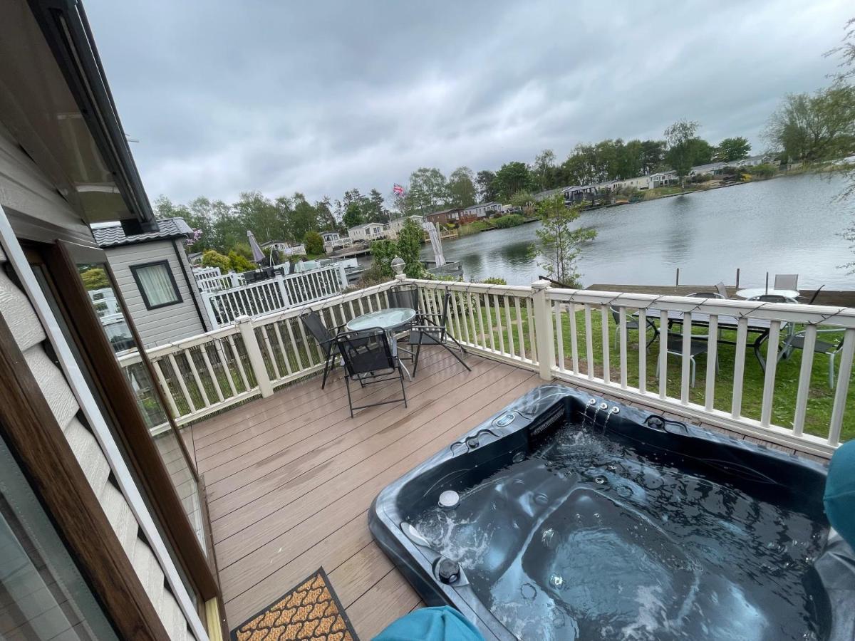 Lakeside Retreat 3 With Hot Tub, Private Fishing Peg Situated At Tattershall Lakes Country Park Εξωτερικό φωτογραφία