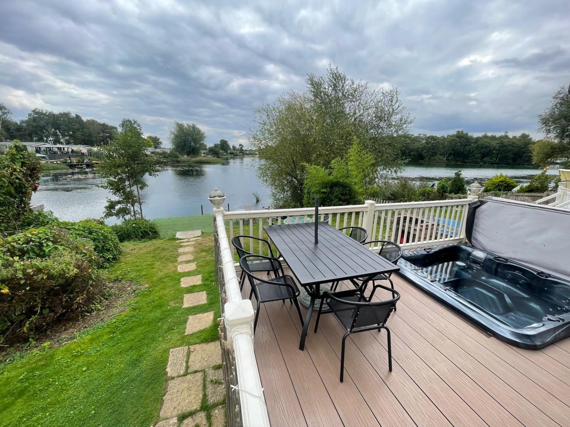 Lakeside Retreat 3 With Hot Tub, Private Fishing Peg Situated At Tattershall Lakes Country Park Εξωτερικό φωτογραφία